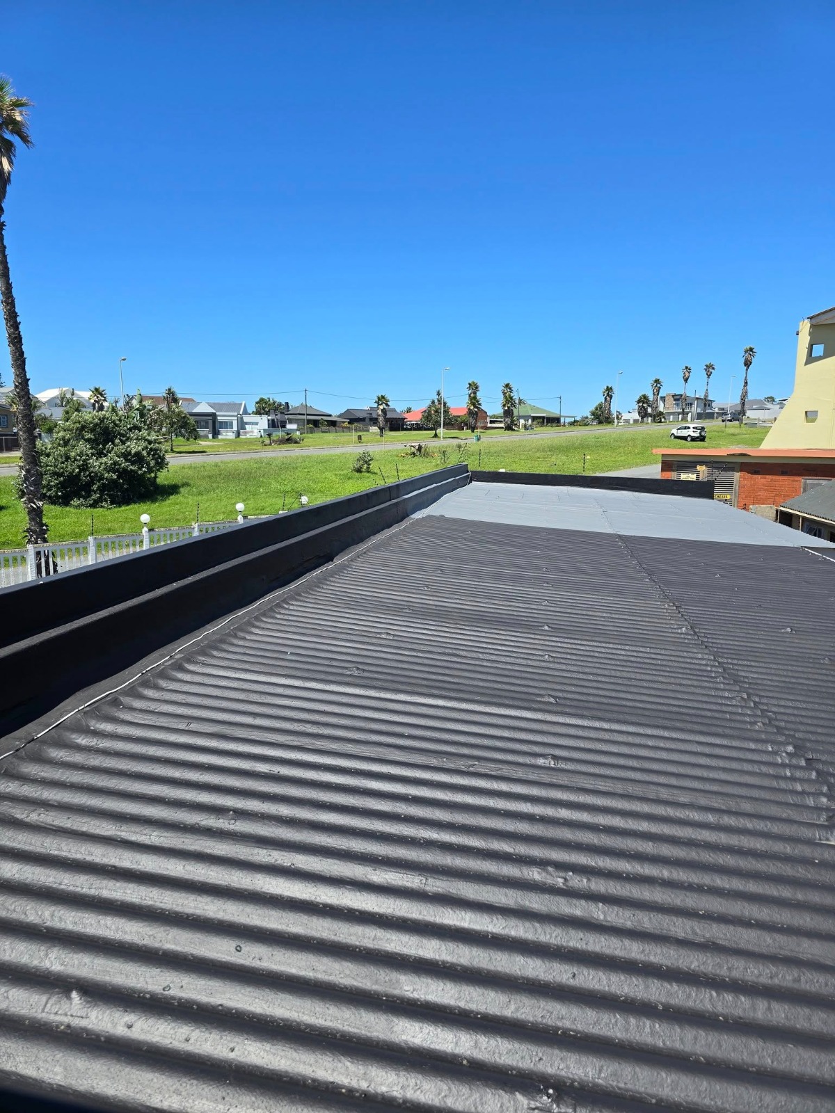 Flat and low slope roof waterproofed with dark protective coating
